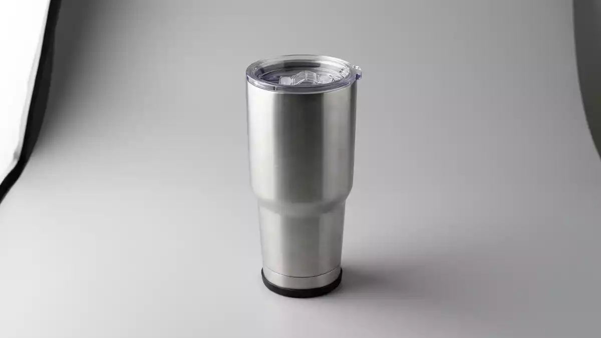 Fotorealistische Studioansicht von Isolierbecher in neutraler Produktdarstellung
