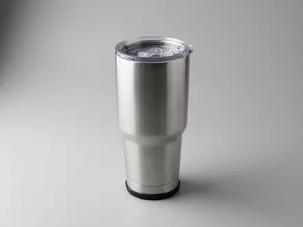 Fotorealistische Studioaufnahme von Isolierbecher zum Thema Yeti Rambler Becher, ISIN US98585X1046, klare Lichtfuehrung - Foto: THN