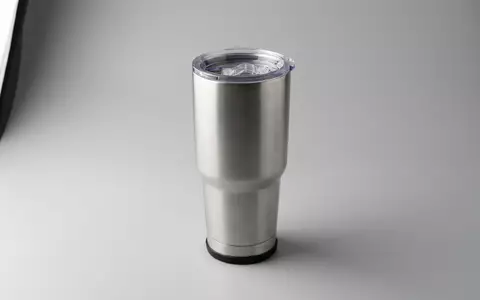 Fotorealistische Studioaufnahme von Isolierbecher zum Thema Yeti Rambler Becher, ISIN US98585X1046, klare Lichtfuehrung - Foto: THN