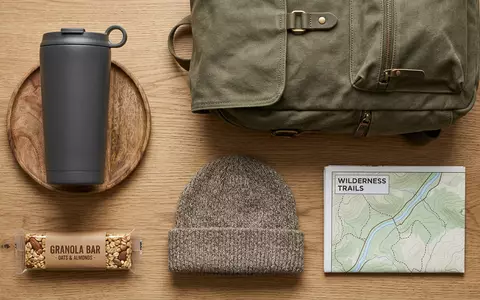 Flatlay-Arrangement rund um Isolierbecher zum Thema Yeti Rambler Becher, ISIN US98585X1046, weiches Oberlicht - Foto: THN