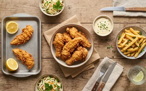 Flatlay-Arrangement rund um Frittiertes Hähnchen zum Thema KFC Bucket, ISIN US9884981013, weiches Oberlicht - Foto: THN