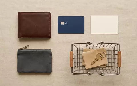 Flatlay-Arrangement rund um Debitkarte zum Thema Visa Karte, ISIN US92826C8394, weiches Oberlicht - Foto: THN