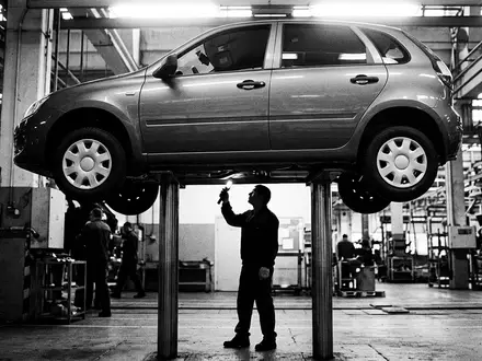 Schwarzweiss-Reportage mit Kompaktwagen zum Thema VW Golf 8, ISIN DE0007664039, hoher Kontrast - Foto: THN