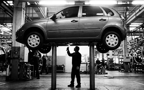 Schwarzweiss-Reportage mit Kompaktwagen zum Thema VW Golf 8, ISIN DE0007664039, hoher Kontrast - Foto: THN