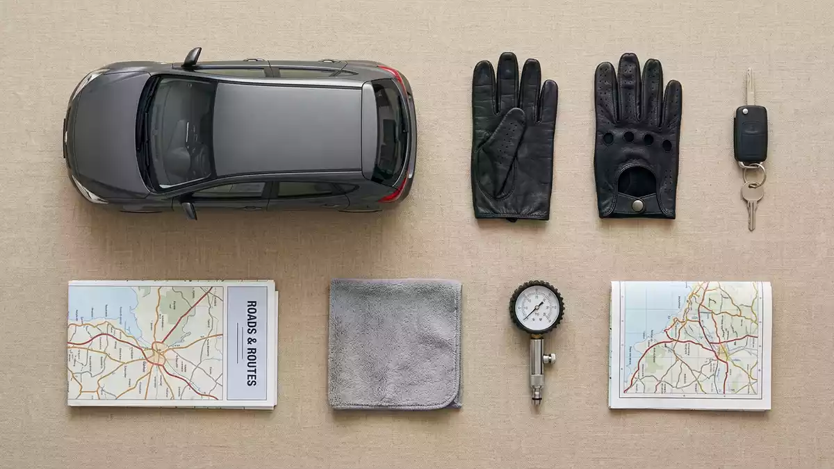 Flatlay-Arrangement rund um Kompaktwagen mit passenden Requisiten von oben, neutral