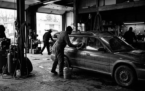 Schwarzweiss-Reportage mit Mittelklasse-Kombi zum Thema Volvo V60, ISIN SE0016844831, hoher Kontrast, sachlich dargestellt - Foto: THN