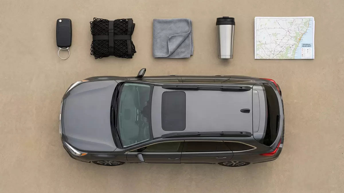 Flatlay-Arrangement rund um Mittelklasse-Kombi mit passenden Requisiten von oben