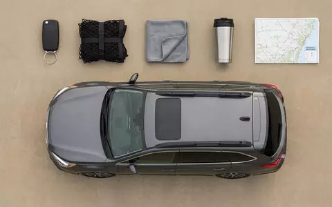 Flatlay-Arrangement rund um Mittelklasse-Kombi zum Thema Volvo V60, ISIN SE0016844831, weiches Oberlicht - Foto: THN