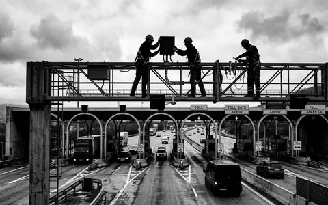 Schwarzweiss-Reportage mit Mautsystem zum Thema Vinci Autoroutes, ISIN FR0000125486, hoher Kontrast, sachlich dargestellt - Foto: THN