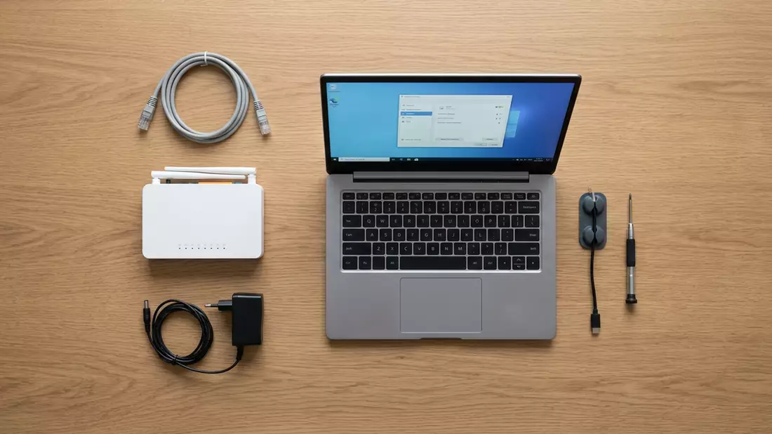 Flatlay-Arrangement rund um WLAN-Router mit passenden Requisiten von oben, neutral