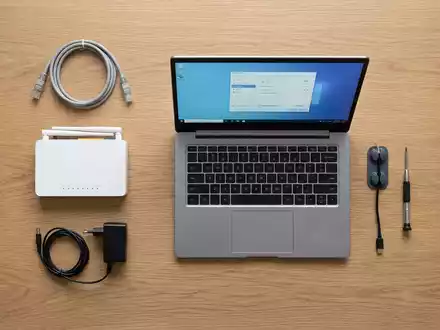 Flatlay-Arrangement rund um WLAN-Router zum Thema Vodafone GigaCube, ISIN GB00BH4HKS39, weiches Oberlicht - Foto: THN