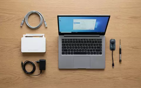 Flatlay-Arrangement rund um WLAN-Router zum Thema Vodafone GigaCube, ISIN GB00BH4HKS39, weiches Oberlicht - Foto: THN