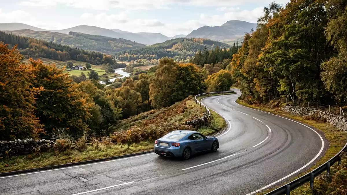 Fotorealistische Ansicht von Sportcoupé auf der Straße in realer Umgebung, neutral
