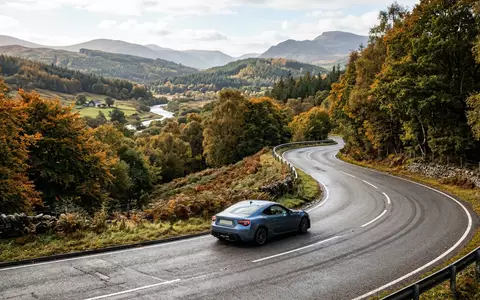 Fotorealistische Aufnahme von Sportcoupé auf der Straße zum Thema Subaru BRZ, ISIN JP3401400001, natuerliches Licht - Foto: THN