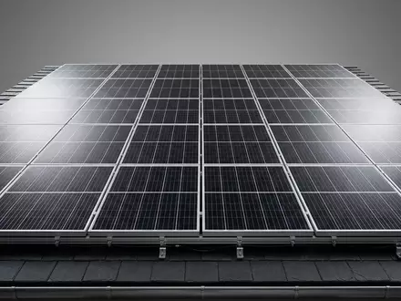 Fotorealistische Studioaufnahme von Solaranlage zum Thema Sunrun Solar, ISIN US86771W1053, klare Lichtfuehrung - Foto: THN