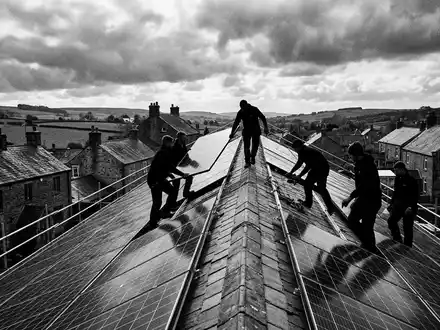 Schwarzweiss-Reportage mit Solaranlage zum Thema Sunrun Solar, ISIN US86771W1053, hoher Kontrast, sachlich dargestellt - Foto: THN