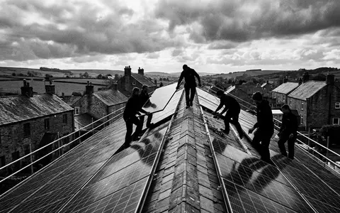 Schwarzweiss-Reportage mit Solaranlage zum Thema Sunrun Solar, ISIN US86771W1053, hoher Kontrast, sachlich dargestellt - Foto: THN