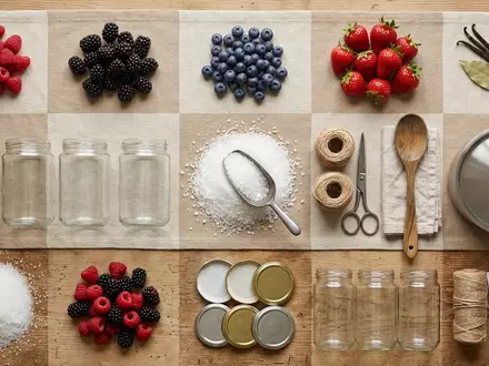 Flatlay-Arrangement rund um Gelierzucker zum Thema Südzucker Gelierzucker, ISIN DE000ZLDS237, weiches Oberlicht - Foto: THN