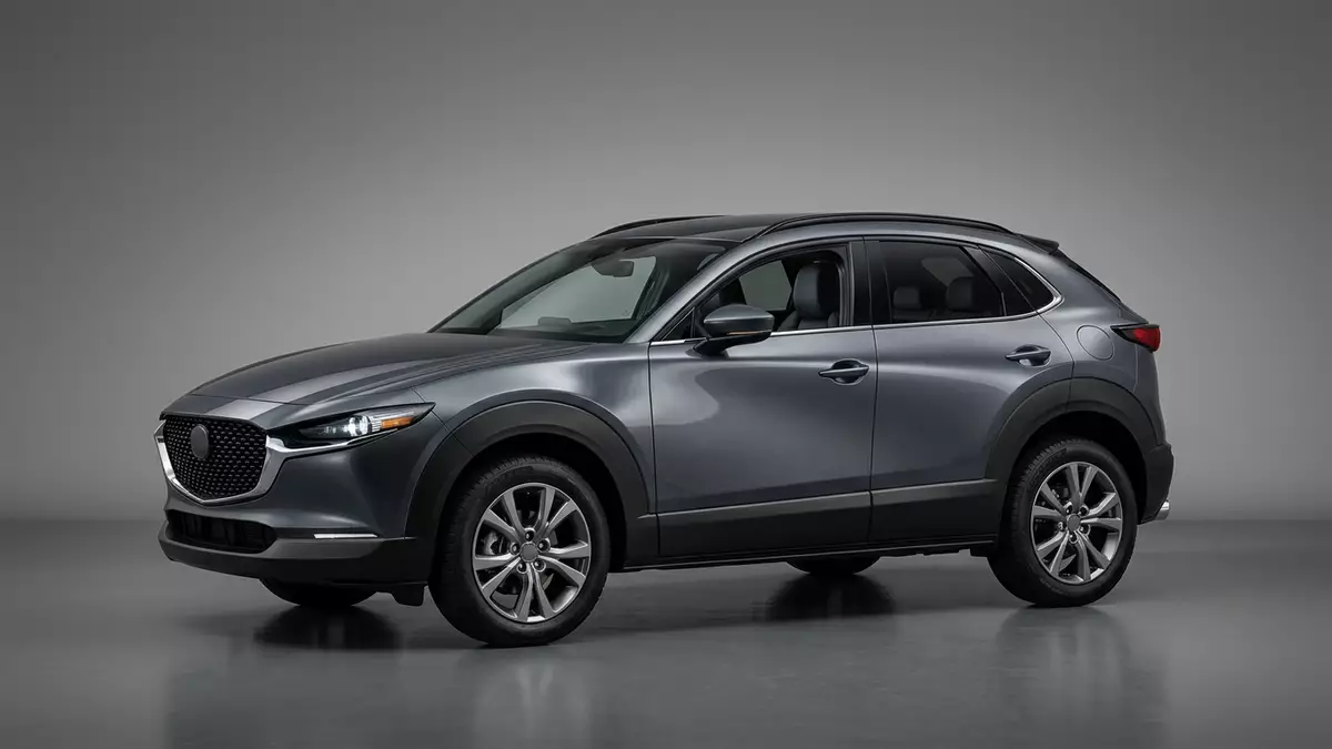 Fotorealistische Studioansicht von Kompakt-SUV in neutraler Produktdarstellung