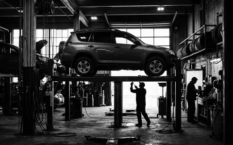 Schwarzweiss-Reportage mit Kompakt-SUV zum Thema Opel Grandland, ISIN NL00150001Q9, hoher Kontrast, sachlich dargestellt - Foto: THN