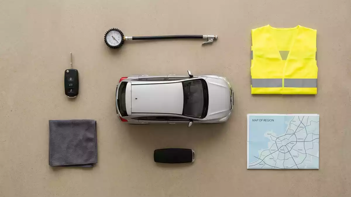 Flatlay-Arrangement rund um Kompakt-SUV mit passenden Requisiten von oben, neutral