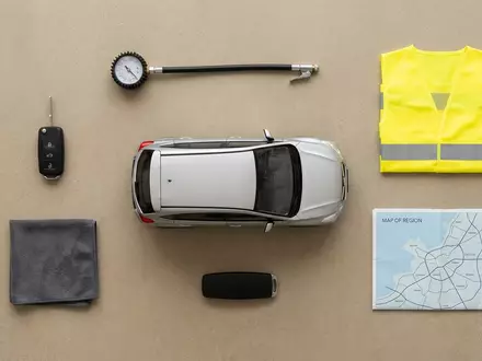 Flatlay-Arrangement rund um Kompakt-SUV zum Thema Opel Grandland, ISIN NL00150001Q9, weiches Oberlicht - Foto: THN