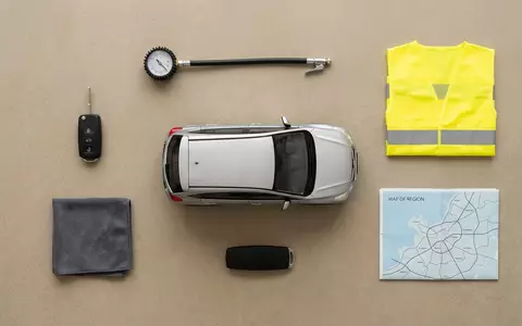 Flatlay-Arrangement rund um Kompakt-SUV zum Thema Opel Grandland, ISIN NL00150001Q9, weiches Oberlicht - Foto: THN