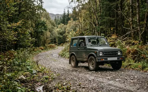 Fotorealistische Aufnahme von Geländewagen im Gelände zum Thema Suzuki Jimny, ISIN JP3397200001, natuerliches Licht - Foto: THN
