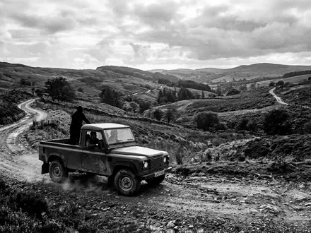 Schwarzweiss-Reportage mit Geländewagen zum Thema Suzuki Jimny, ISIN JP3397200001, hoher Kontrast, sachlich dargestellt - Foto: THN