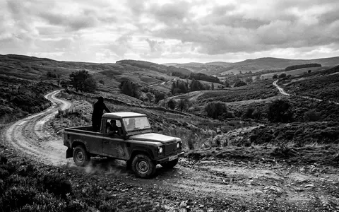 Schwarzweiss-Reportage mit Geländewagen zum Thema Suzuki Jimny, ISIN JP3397200001, hoher Kontrast, sachlich dargestellt - Foto: THN