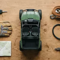 Flatlay-Arrangement rund um Geländewagen zum Thema Suzuki Jimny, ISIN JP3397200001, weiches Oberlicht - Foto: THN