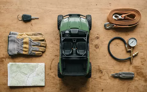 Flatlay-Arrangement rund um Geländewagen zum Thema Suzuki Jimny, ISIN JP3397200001, weiches Oberlicht - Foto: THN