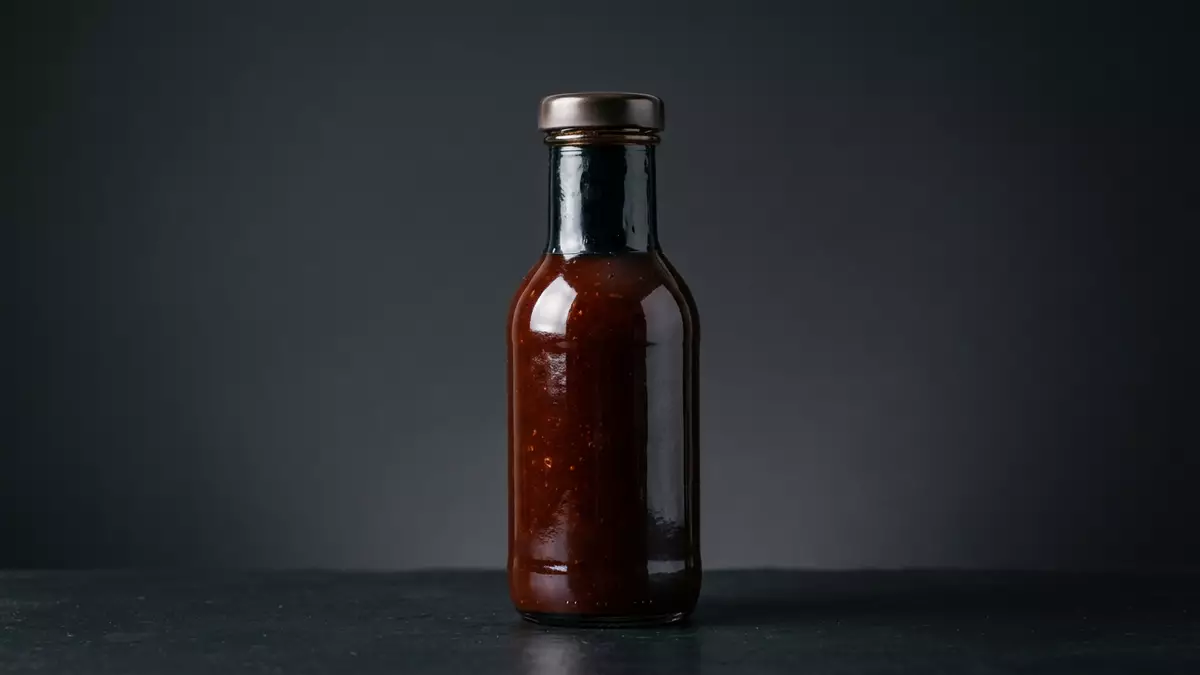 Fotorealistische Studioansicht von Grillsauce in neutraler Produktdarstellung, neutral