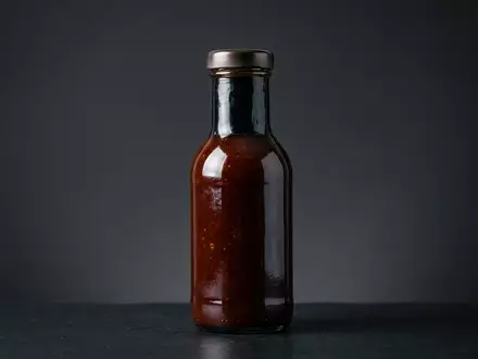 Fotorealistische Studioaufnahme von Grillsauce zum Thema Bull's Eye BBQ Sauce, ISIN US5007541064, klare Lichtfuehrung - Foto: THN