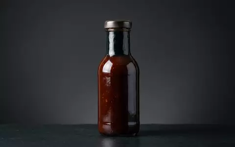 Fotorealistische Studioaufnahme von Grillsauce zum Thema Bull's Eye BBQ Sauce, ISIN US5007541064, klare Lichtfuehrung - Foto: THN
