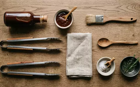 Flatlay-Arrangement rund um Grillsauce zum Thema Bull's Eye BBQ Sauce, ISIN US5007541064, weiches Oberlicht - Foto: THN