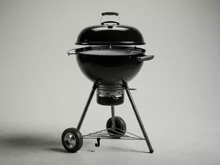 Fotorealistische Studioaufnahme von Kugelgrill zum Thema Home Depot Grill, ISIN US4370761029, klare Lichtfuehrung - Foto: THN