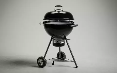 Fotorealistische Studioaufnahme von Kugelgrill zum Thema Home Depot Grill, ISIN US4370761029, klare Lichtfuehrung - Foto: THN