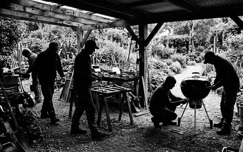 Schwarzweiss-Reportage mit Kugelgrill zum Thema Home Depot Grill, ISIN US4370761029, hoher Kontrast - Foto: THN
