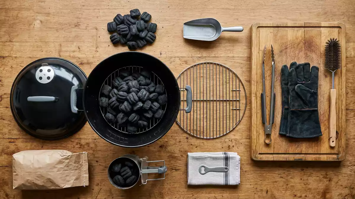 Flatlay-Arrangement rund um Kugelgrill mit passenden Requisiten von oben, neutral