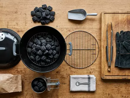 Flatlay-Arrangement rund um Kugelgrill zum Thema Home Depot Grill, ISIN US4370761029, weiches Oberlicht - Foto: THN