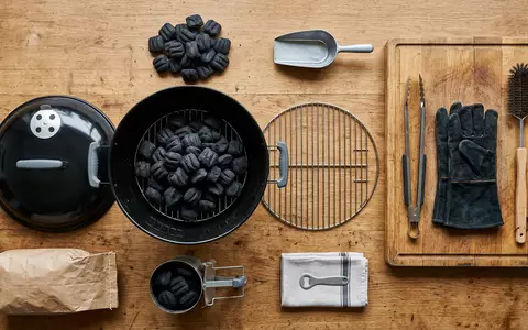 Flatlay-Arrangement rund um Kugelgrill zum Thema Home Depot Grill, ISIN US4370761029, weiches Oberlicht - Foto: THN