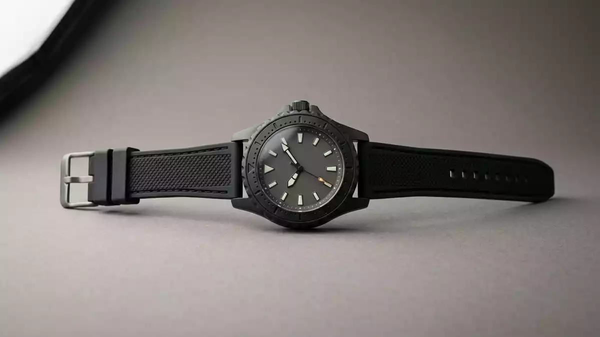 Fotorealistische Studioansicht von Armbanduhr in neutraler Produktdarstellung, neutral