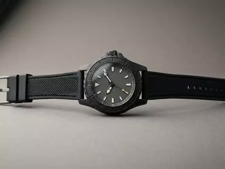 Fotorealistische Studioaufnahme von Armbanduhr zum Thema Swatch Big Bold, ISIN CH0012255151, klare Lichtfuehrung - Foto: THN