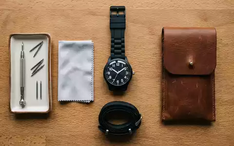 Flatlay-Arrangement rund um Armbanduhr zum Thema Swatch Big Bold, ISIN CH0012255151, weiches Oberlicht - Foto: THN