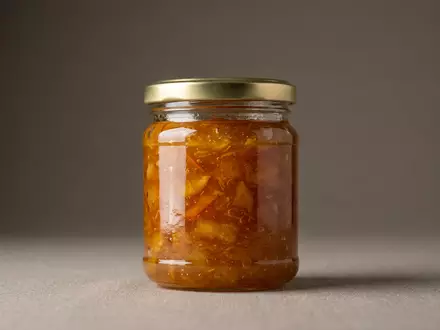 Fotorealistische Studioaufnahme von Marmelade zum Thema Smucker's Marmelade, ISIN US8326964058, klare Lichtfuehrung - Foto: THN