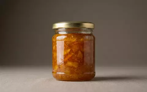 Fotorealistische Studioaufnahme von Marmelade zum Thema Smucker's Marmelade, ISIN US8326964058, klare Lichtfuehrung - Foto: THN