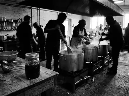 Schwarzweiss-Reportage mit Marmelade zum Thema Smucker's Marmelade, ISIN US8326964058, hoher Kontrast, sachlich dargestellt - Foto: THN
