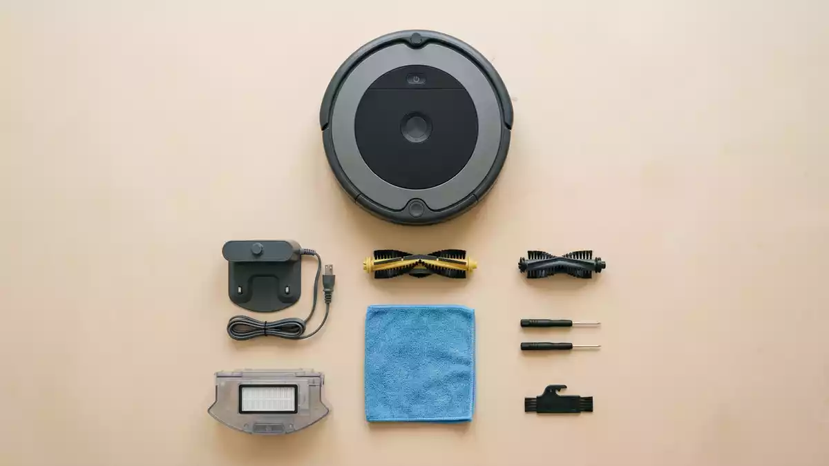 Flatlay-Arrangement rund um Saugroboter mit passenden Requisiten von oben, neutral