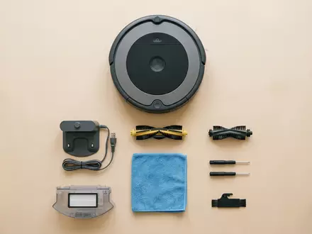Flatlay-Arrangement rund um Saugroboter zum Thema Xiaomi Saugroboter, ISIN KYG9830T1043, weiches Oberlicht - Foto: THN